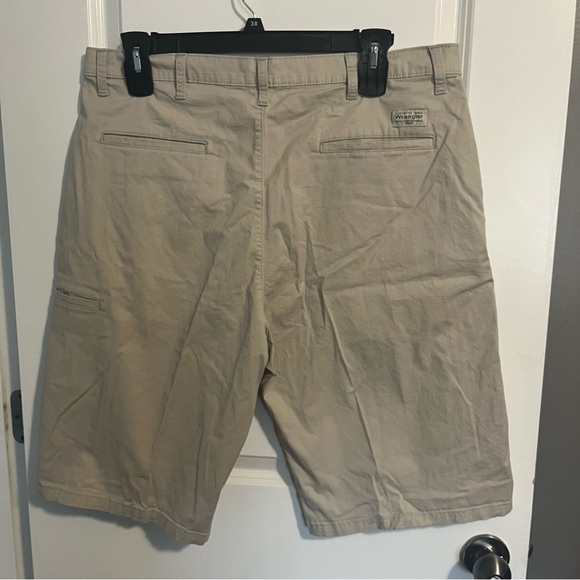 Wrangler Khaki Pants shorts. Men’s size 38 Tall - Picture 2 of 4